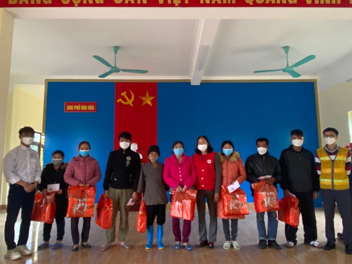 Thiền nguyện trao quà tết 2022 cho 70 hộ nghèo cùng lãnh đạo phường Đông Mai, Quảng Yên, Quảng Ninh.