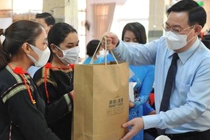 Chủ tịch Quốc Hội thăm, tặng quà người lao động Đắk Lắk