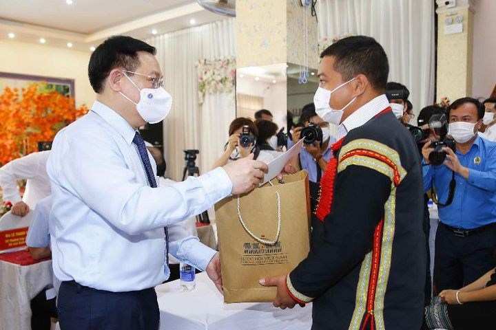 Chủ tịch Quốc hội Sớm triển khai các gói hỗ trợ mới