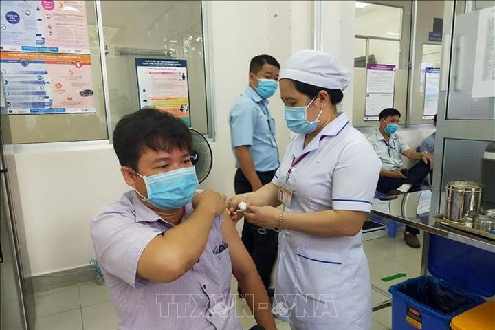 Cần Thơ Tiêm chủng vaccine cho lực lượng tham gia phục vụ Kỳ thi tốt nghiệp THPT