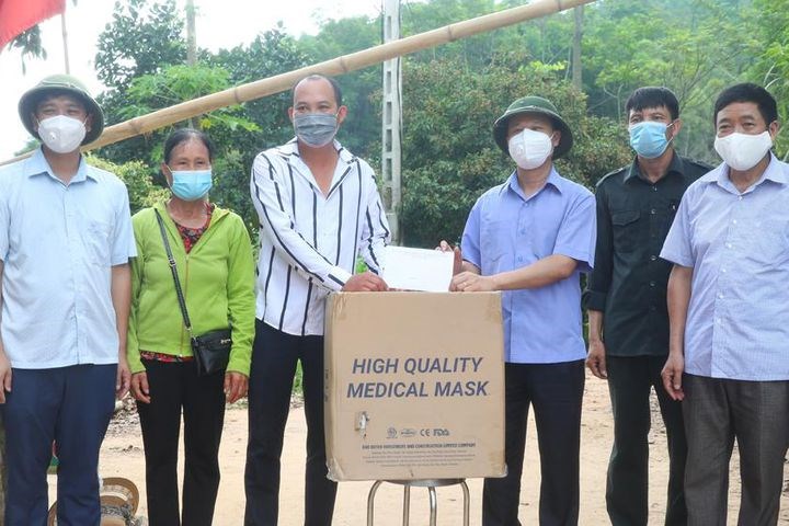 Phó Chủ tịch TT UBND tỉnh Mai Sơn tặng quà thôn Đồng Mậm