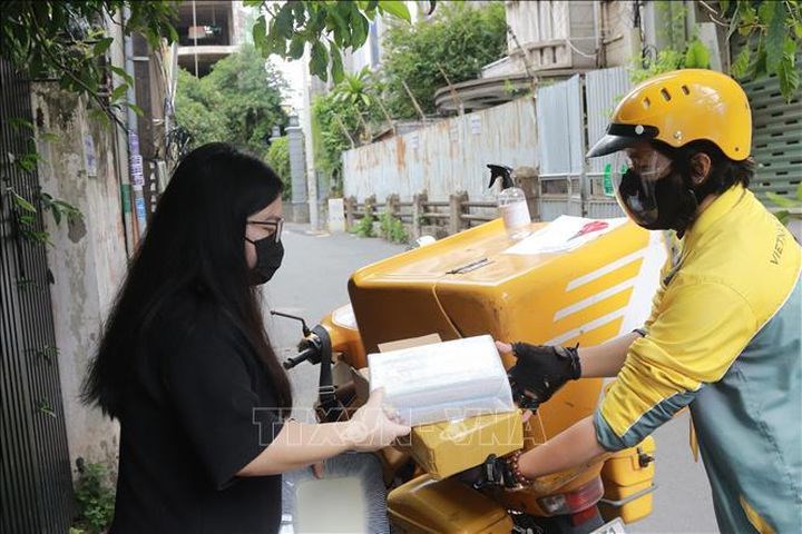 Vận động kinh phí mua sách giáo khoa cho học sinh khó khăn