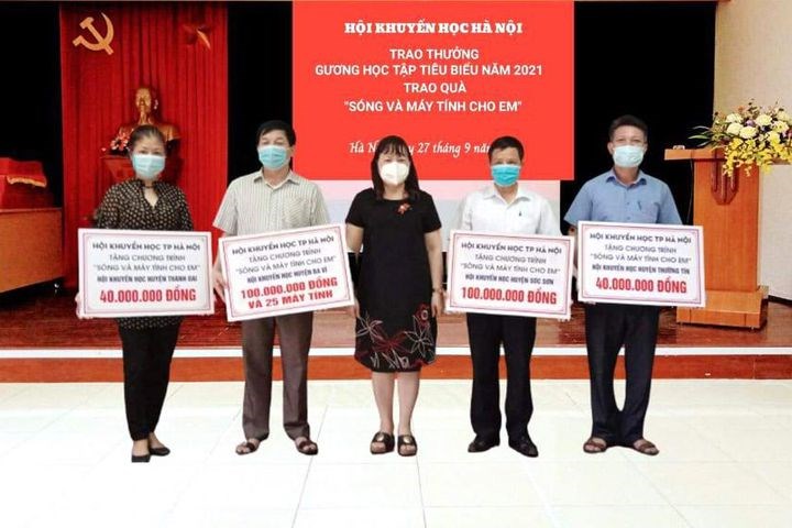 Biểu dương gương học tập tiêu biểu và trao quà Sóng và máy tính cho em