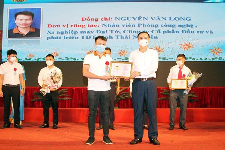Tôn vinh doanh nghiệp, công nhân, viên chức, lao động tiêu biểu