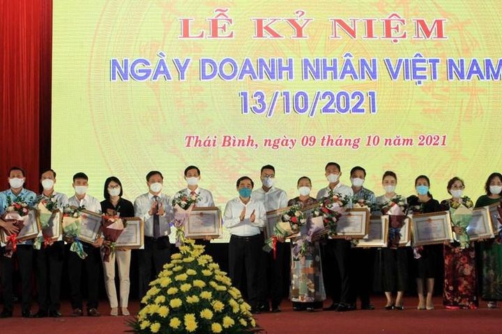 Thái Bình vinh danh 38 tập thể, cá nhân thực hiện xuất sắc mục tiêu kép trong phòng, chống dịch