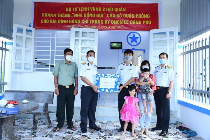 Bàn giao Nhà đồng đội cho gia đình quân nhân khó khăn