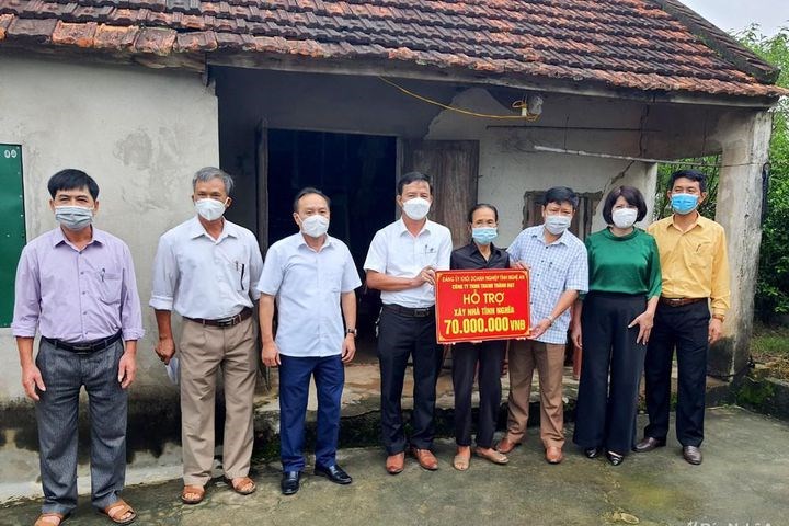 Đảng ủy Khối Doanh nghiệp hỗ trợ xây dựng nhà tình nghĩa cho hai gia đình khó khăn