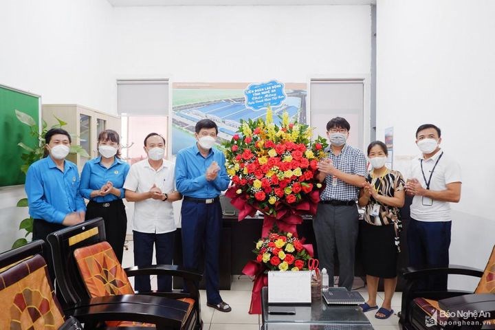 LĐLĐ tỉnh thăm, tặng quà cho các doanh nghiệp nhân ngày Doanh nhân Việt Nam (13/10)