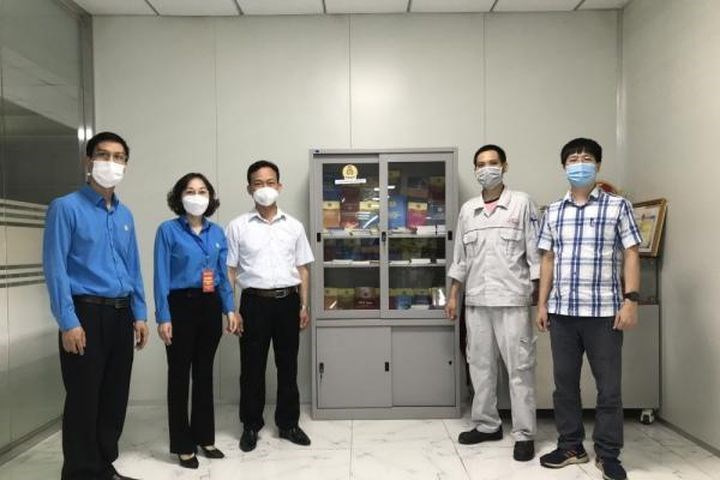 LĐLĐ huyện Đan Phượng ra mắt tủ sách pháp luật tại cụm Công nghiệp thị trấn Phùng