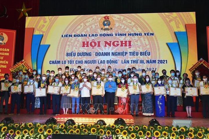 Thực hiện tốt các chế độ chính sách, pháp luật, chăm lo cho người lao động