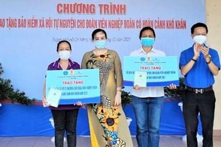 Trao 500 sổ bảo hiểm xã hội tự nguyện tặng đoàn viên nghiệp đoàn khó khăn