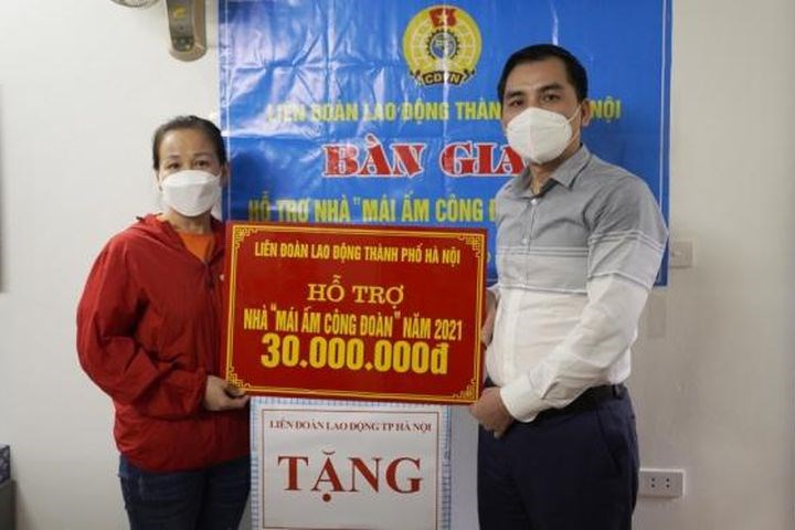 Đoàn viên Công đoàn ngành Công Thương Hà Nội vui mừng đón nhận Mái ấm Công đoàn