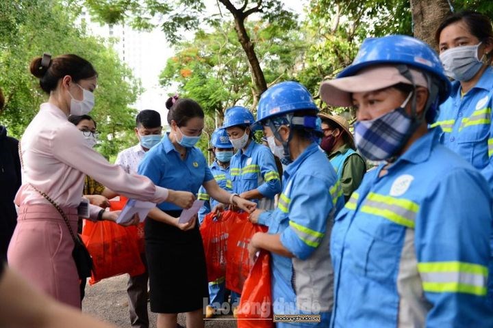 Công đoàn ngành Xây dựng Hà Nội Thăm, tặng quà đoàn viên có hoàn cảnh đặc biệt khó khăn