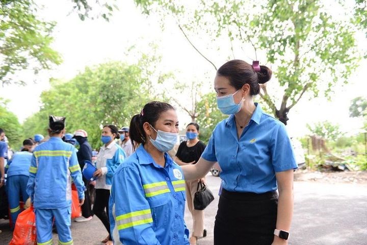 Công đoàn ngành Xây dựng Hà Nội thăm, tặng quà 33 công nhân lao động có hoàn cảnh khó khăn