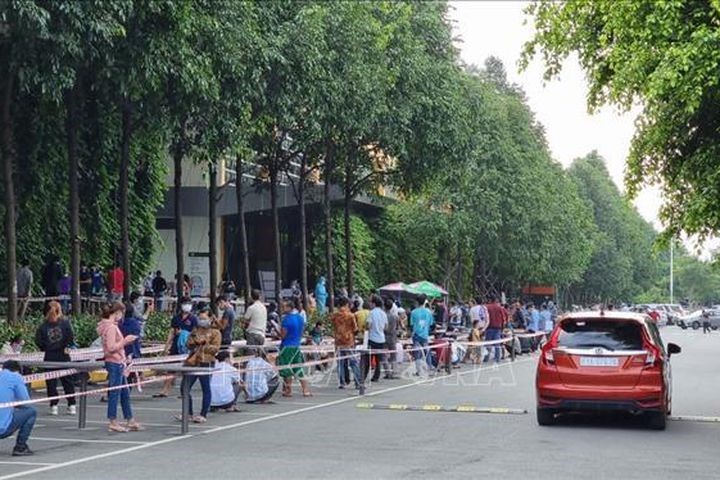Người dân ở Bình Dương vẫn ùn ùn đi làm giấy thông hành