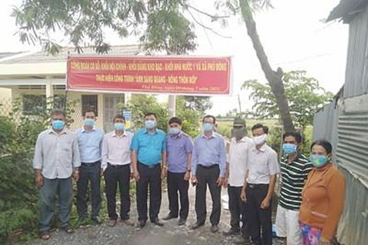 VKSND huyện Tân Phú Đông phối hợp lắp đèn năng lượng mặt trời tặng người dân