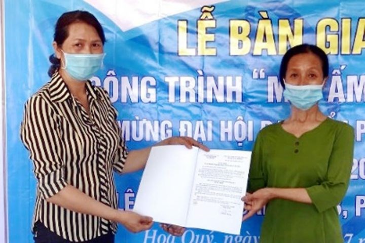 Hỗ trợ phụ nữ nghèo đơn thân xây nhà mới