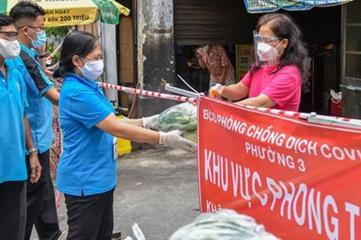 Rau sạch, cá tươi đến tay công nhân khu phong tỏa