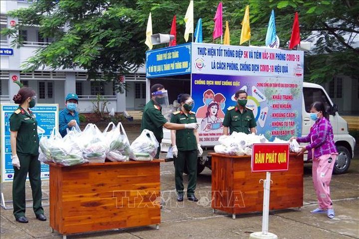 Cung cấp hàng hóa thiết yếu hỗ trợ người dân vùng dịch
