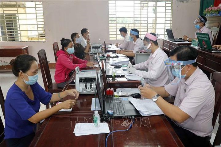 Ưu tiên hàng đầu cho việc cấp vốn vay hỗ trợ trả lương người lao động