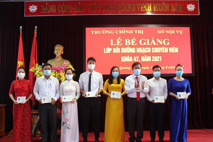 Bế giảng lớp bồi dưỡng ngạch chuyên viên khóa 47