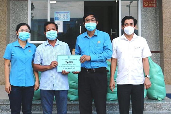 Liên đoàn Lao động và Hội Nông dân tỉnh hỗ trợ các doanh nghiệp thực hiện 3 tại chỗ