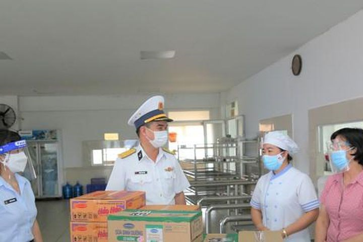 Tổng Công ty Tân cảng Sài Gòn tặng quà cán bộ, công nhân thực hiện 3 tại chỗ