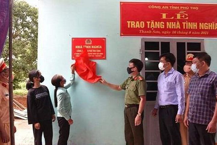 Công an tỉnh Phú Thọ trao nhà tình nghĩa nhân kỷ niệm 76 năm ngày truyền thống