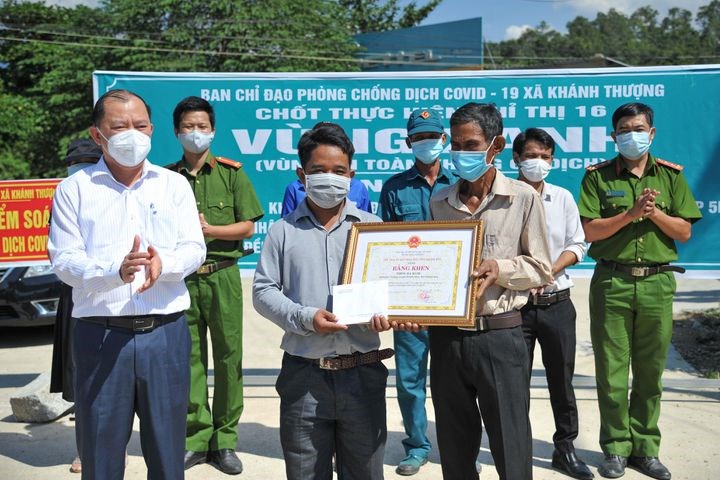 Ông Nguyễn Anh Tuấn trao bằng khen của UBND tỉnh cho thôn, tổ dân phố ở Diên Khánh, Khánh Vĩnh