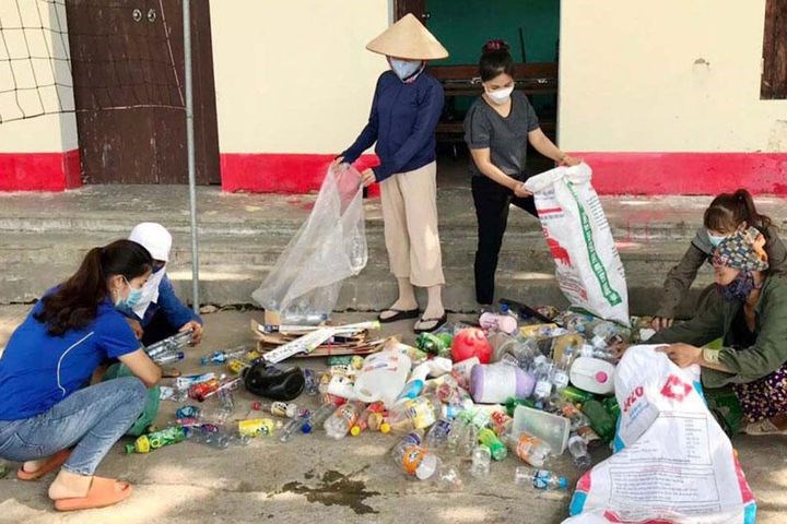 Phụ nữ Bắc Giang với phong trào Biến rác thải thành xe đạp