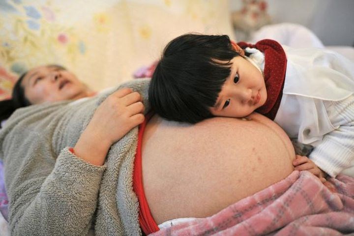 Vợ chồng Trung Quốc được sinh 3 con, nhưng không có tiền để đẻ