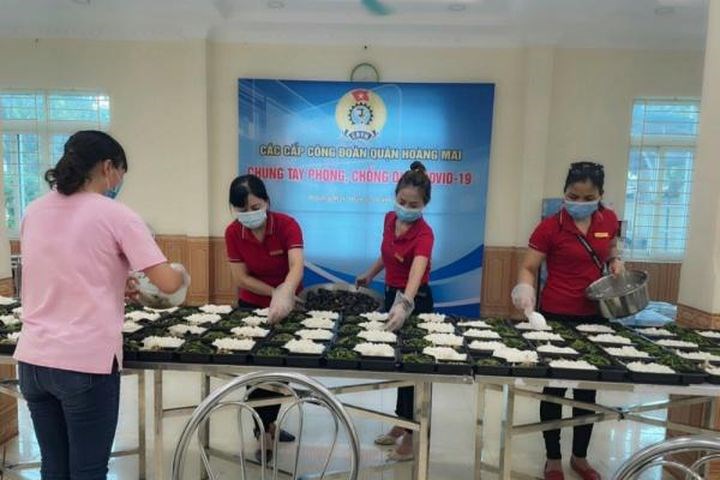 Công đoàn chi hỗ trợ bữa ăn cho người lao động thực hiện 3 tại chỗ