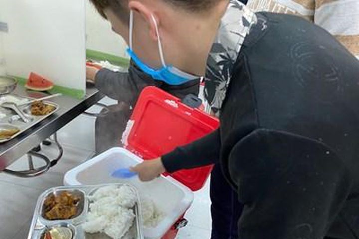 Hỗ trợ bữa ăn cho đoàn viên, người lao động đang thực hiện 3 tại chỗ