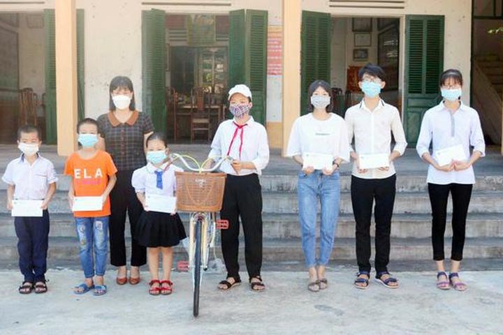 Hội LHPN Nam Định Hơn 1.000 suất học bổng Hoàng Ngân được trao dịp năm học mới