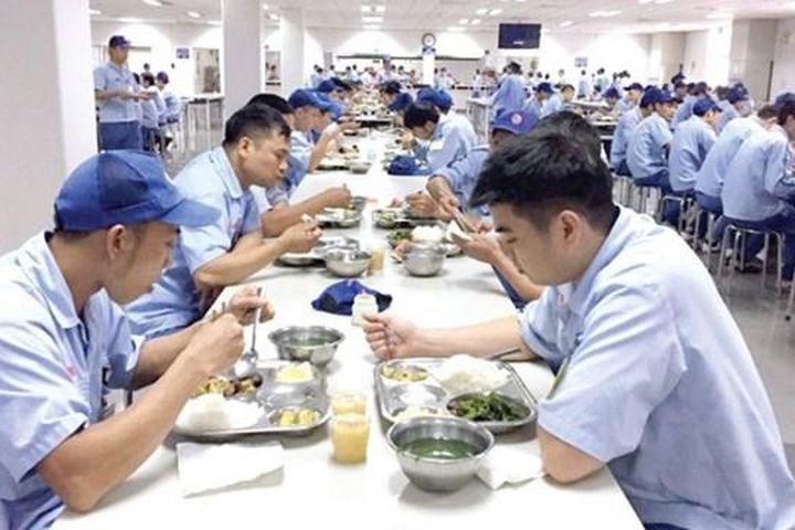 Công đoàn hỗ trợ bữa ăn cho người lao động đang thực hiện 3 tại chỗ