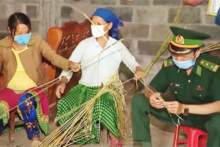 Đảng viên giúp đỡ hộ dân thoát nghèo