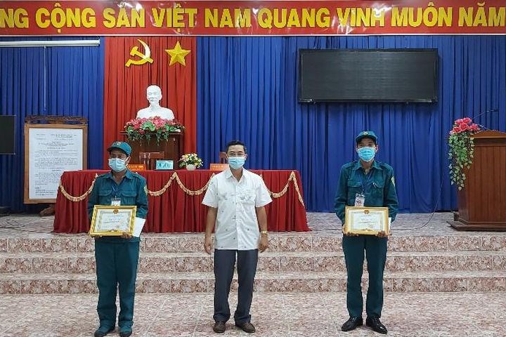 Tuyên dương, khen thưởng 2 dân quân cứu người khi đang thực hiện nhiệm vụ