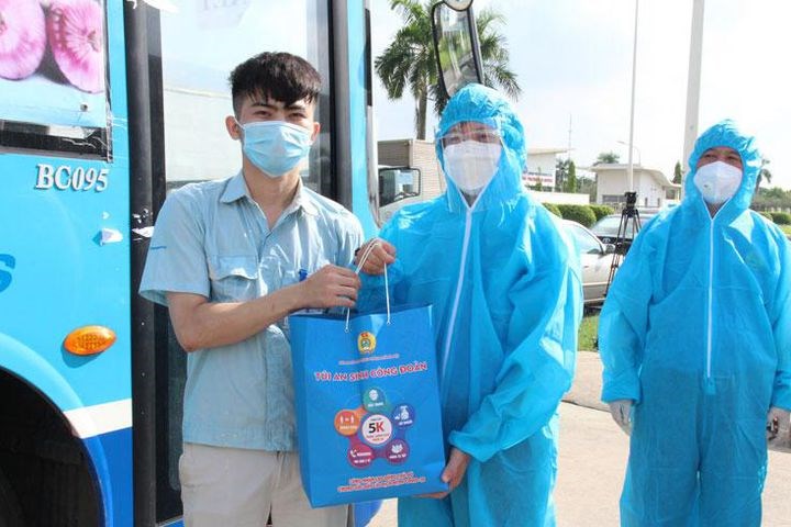 1.114 Túi an sinh công đoàn đến với công nhân thực hiện 3 tại chỗ