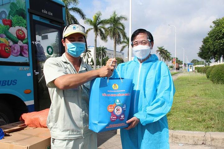Công nhân 3 tại chỗ tiếp tục nhận trên 1.100 túi An sinh Công đoàn