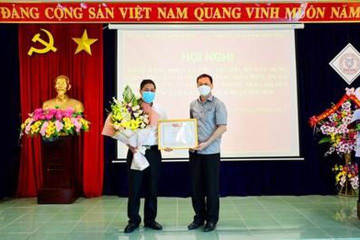 Công ty Cổ phần xi măng Điện Biên nhận bằng khen của Bộ trưởng Bộ Xây dựng