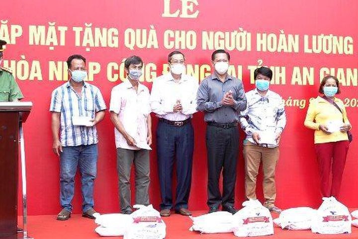 Tặng quà cho người hoàn lương tái hòa nhập cộng đồng ở An Giang