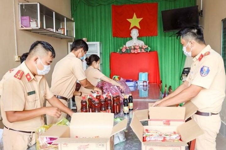 Cảnh sát giao thông trích tiền lương mua thực phẩm tặng người dân