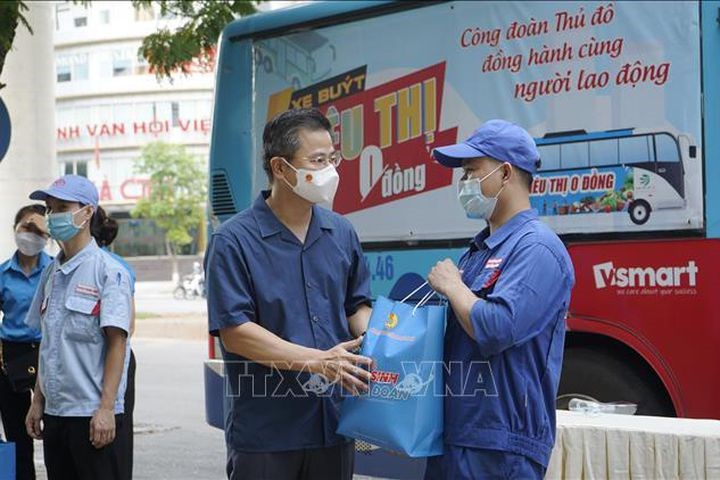 Hà Nội tiếp tục trao hơn 1.000 suất quà hỗ trợ lực lượng tuyến đầu chống dịch và người lao động