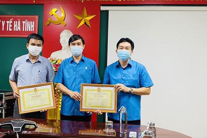Khen thưởng y bác sĩ có thành tích xuất sắc