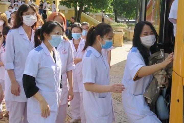 200 bác sĩ, sinh viên Hải Phòng lên đường đến Hà Nội chống dịch