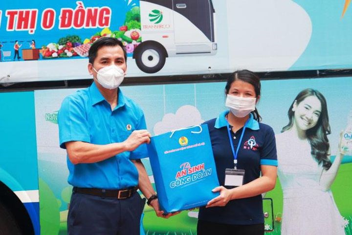 Người lao động hai huyện Phúc Thọ và Quốc Oai đón nhận 1.000 Túi an sinh công đoàn