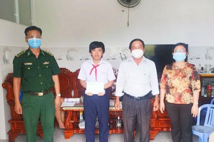 Trao học bổng Nâng bước em tới trường