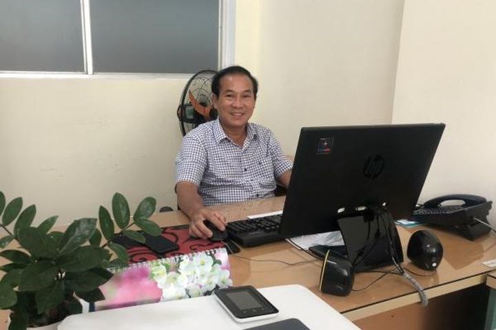 Anh bảo mẫu hay cười
