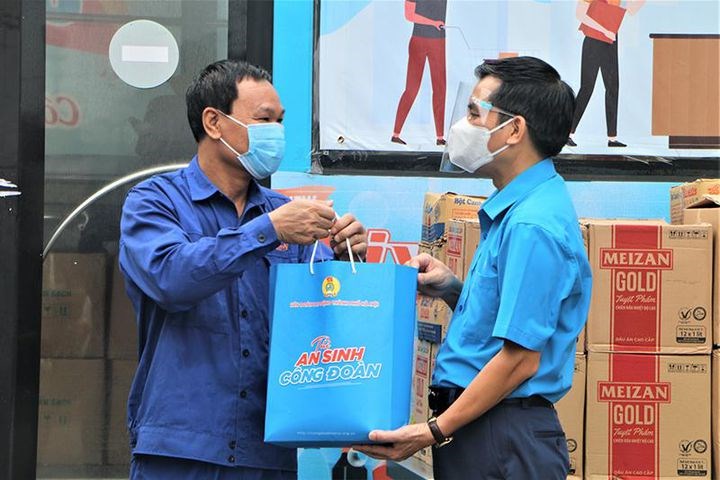 Người lao động ấm lòng khi nhận những Túi An sinh Công đoàn