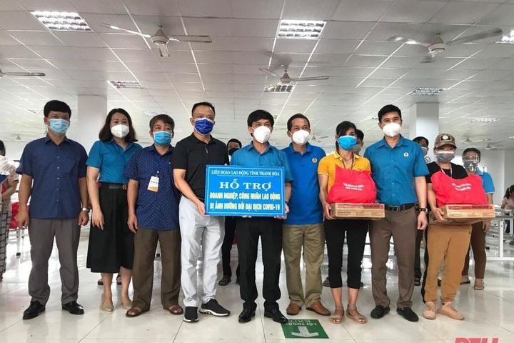 Trao 232 suất quà cho người lao động Công ty TNHH Giầy Kim Việt Việt Nam